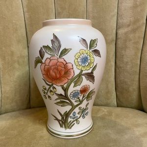 Vintage Andrea By Sadek Beige (Matte) Vase/Urn-Floral w/Gold details JAPAN